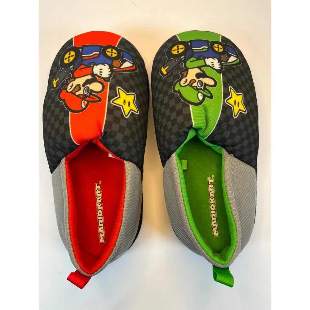 Nintendo Mario Kart Mario and Luigi Kids Slippers Size‎ 2-3 Mismatched Red Green
